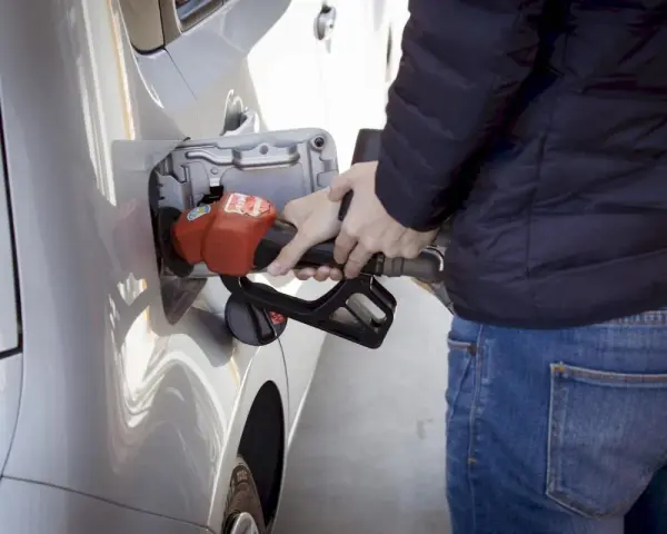 La pompa del diesel entra nel benzinaio, un errore comune che può causare danni al motore.