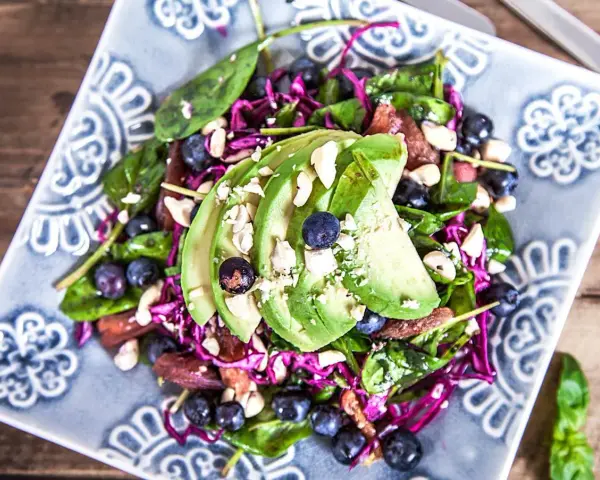 En fräsch sallad med avokado, blåbär och nötter, perfekt som tilltugg till bubbel.
