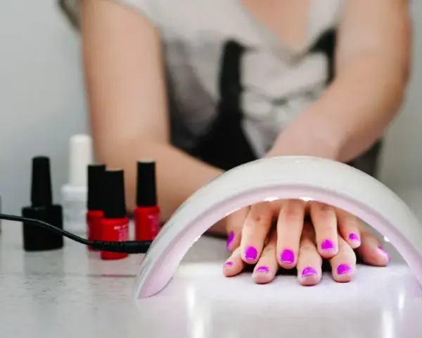 Czym jest manicure żelowy? Poznaj zalety i wady tej metody