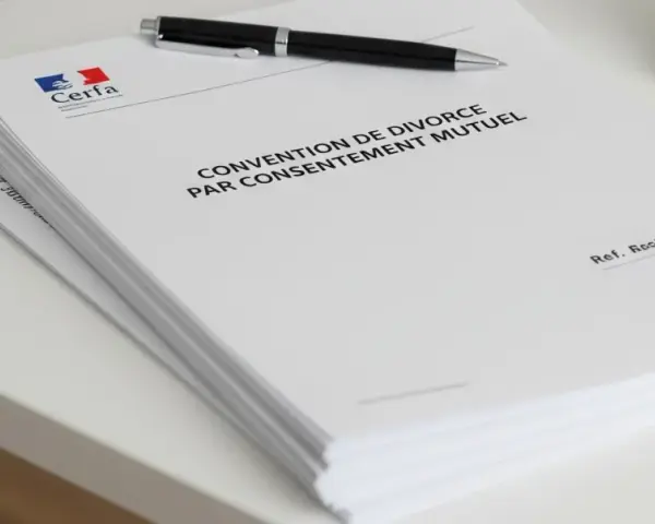 Un formulaire CERFA pour une convention de divorce par consentement mutuel, prêt à être rempli.