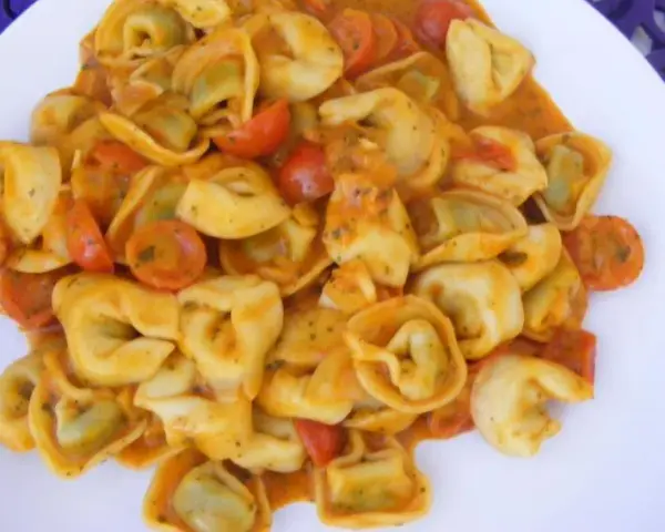 Tortellini z czym się je - najlepsze sosy i dodatki do dania