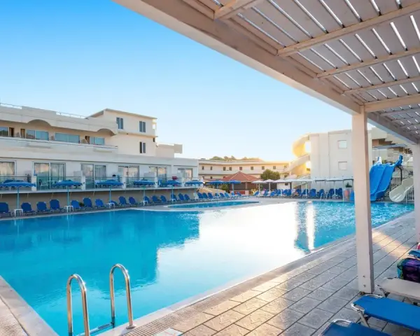 Basen z leżakami i zjeżdżalniami w Delfinia Resort. Wiele pozytywnych delfinia resort opinie potwierdza, że to idealne miejsce na wakacje.