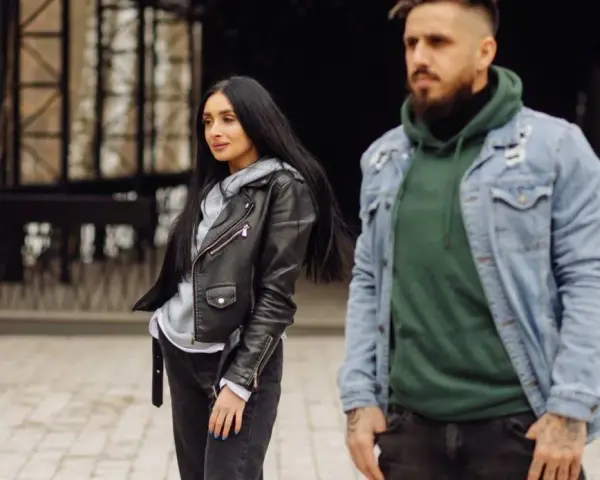 Jaką kurtkę do bluzy z kapturem wybrać, aby nie popełnić błędu?