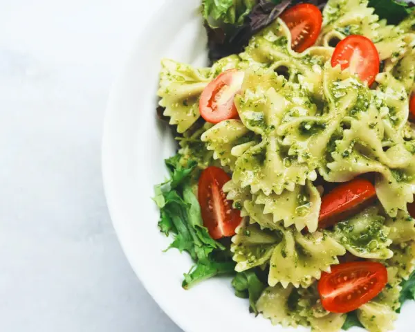 Pyszny makaron farfalle w sosie pesto z pomidorkami koktajlowymi. Czy to makaron proteinowy a zwykły? Wygląda apetycznie!