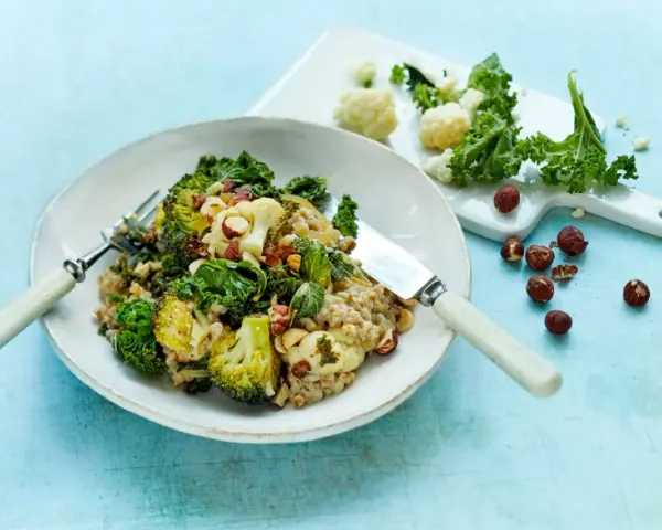 En härlig vegetarisk rätt med kål, broccoli och nötter. Perfekt för dig som söker nya vegetariska recept.