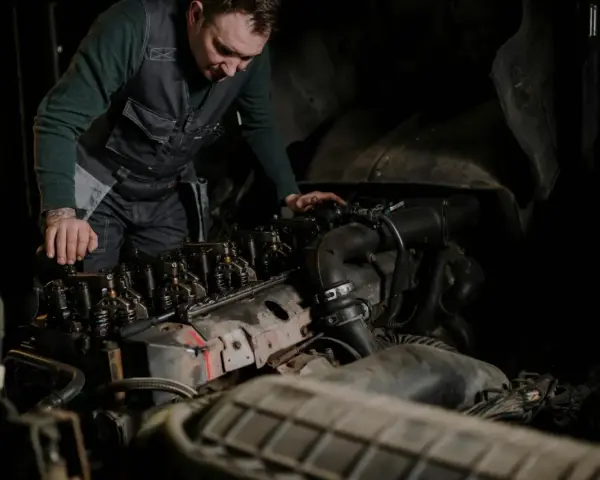 Mechanik bada silnik, szukając oznak nieszczelnej odmy.