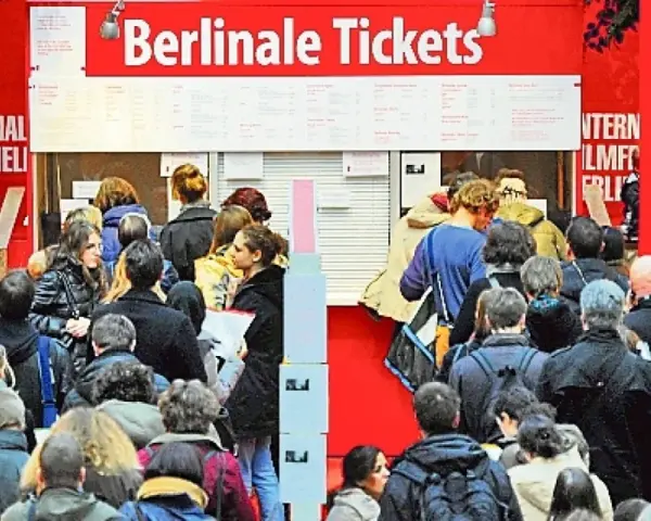 Menschen stehen Schlange am **Berlinale Publikumstag** vor dem Ticketschalter.