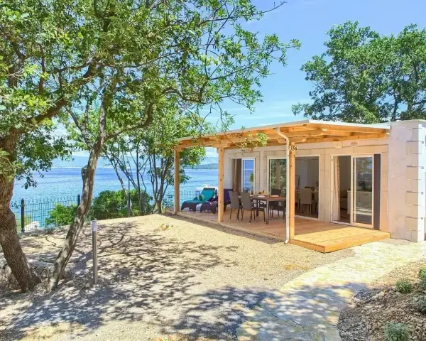 Domek letniskowy z tarasem i widokiem na morze. Idealne miejsce na wakacje w stylu camping Glavotok.