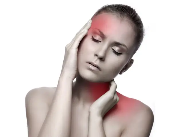 Femme souffrant de douleurs cervicales et maux de tête, mains sur la tempe et le cou, zones rouges indiquant la douleur.