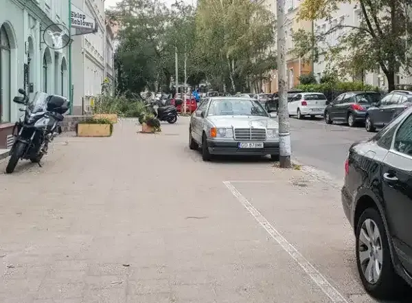 Czy można pchać motor po chodniku? Sprawdź przepisy i zasady
