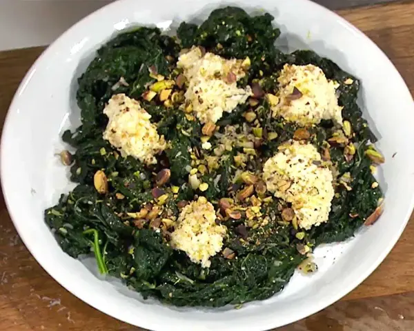 Enkel och god rätt med svartkål, nötter och en krämig topping. Ett perfekt svartkål recept för en snabb middag.