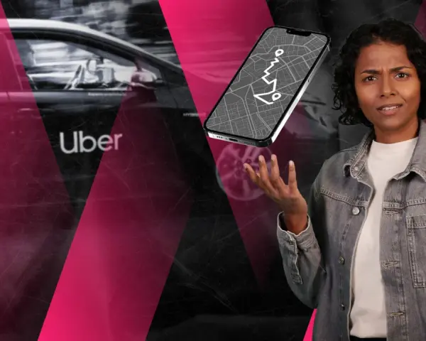 Verwirrte Frau blickt auf ein Handy mit Navigationskarte, während im Hintergrund ein Uber-Auto in Deutschland zu sehen ist.