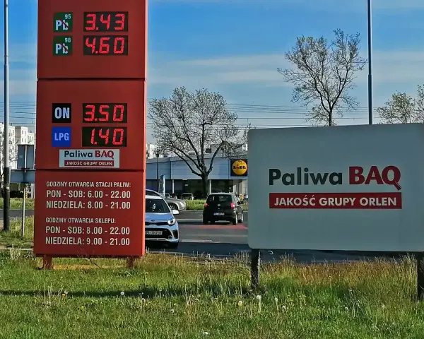 Cena LPG na stacji paliw BAQ to 1.40. Obok widnieje cena ON 3.50.