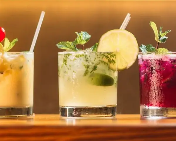 Przepisy na drinki z tonikiem 0%: Orzeźwiające mocktaile