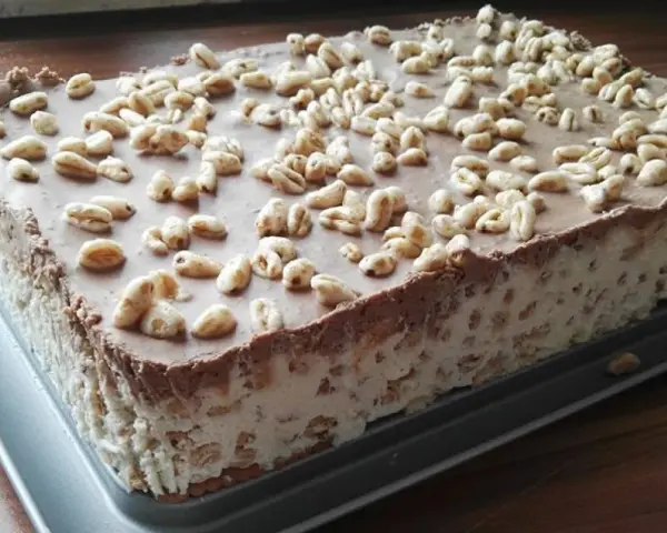 Pyszny kinder country bez pieczenia z czekoladową polewą i chrupiącymi płatkami. Idealny deser dla każdego!