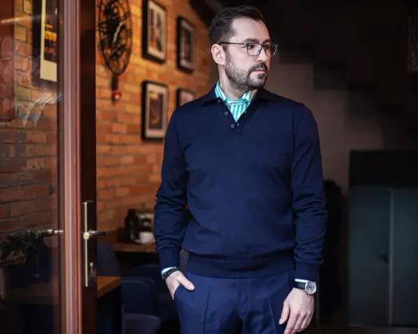 Jak wybrać idealny sweter do koszuli na każdą okazję?