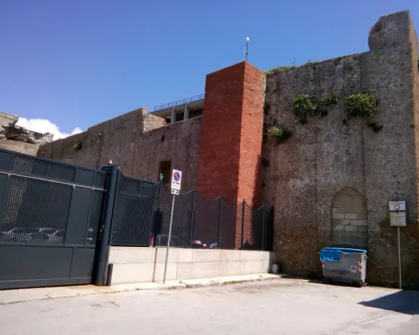 Mura antiche e un torrione rosso, un assaggio di cosa vedere a Trapani in un giorno.