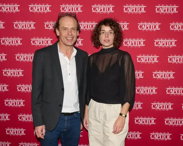 Lena Schimscheiner i mężczyzna pozują na tle czerwonego banera z logo "Teatr Capitol".