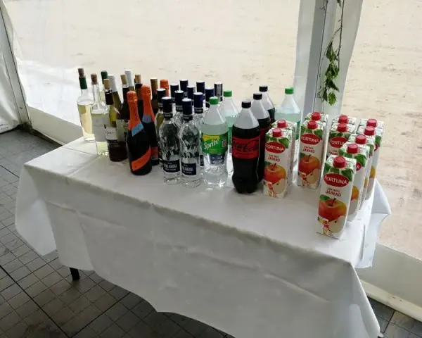 Jakie napoje na wesele w jakich butelkach? Oto najlepsze propozycje