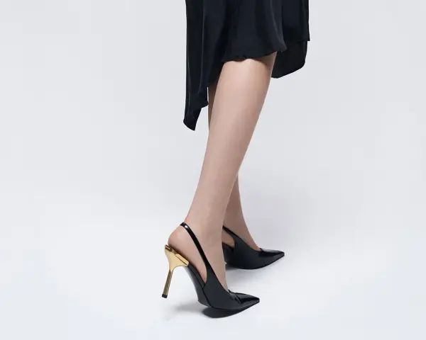 Eleganckie slingback nere con tacco dorato, perfette con o senza calze per un look sofisticato.