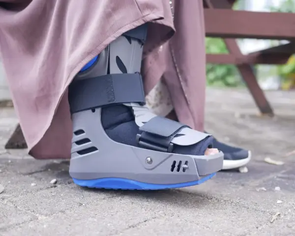 Buty ortopedyczne, które pomagają w rekonwalescencji po złamaniu kości śródstopia, zapewniając stabilizację i komfort.