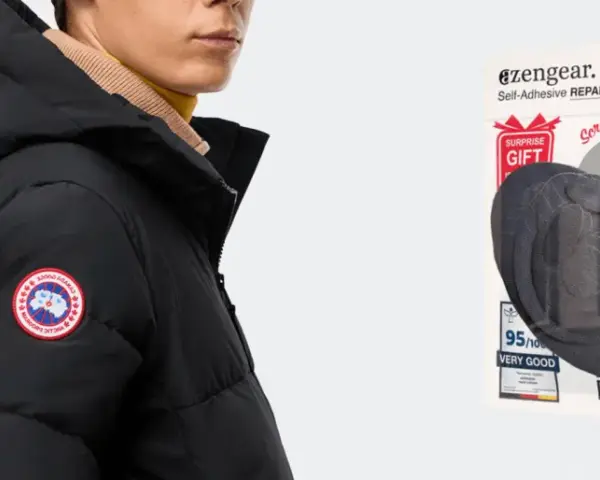 Mann mit schwarzer Daunenjacke, daneben ein Paket mit Flicken zur daunenjacke reparieren.