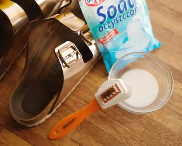 Jak czyścić Birkenstock? Potrzebne: szczoteczka, soda oczyszczona i miseczka z wodą.