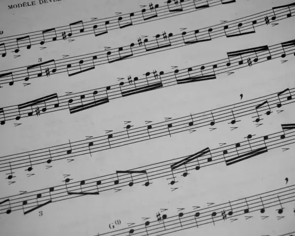 Fragment nutowy z zaznaczonym "Legato" i cyframi "3" nad grupami nut, typowy takt 2/4 przykład.