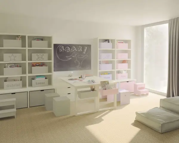 Stanza giochi bambini luminosa con lavagna, scrivania, librerie piene di giochi e contenitori personalizzati. Idee per un ambiente creativo e ordinato.