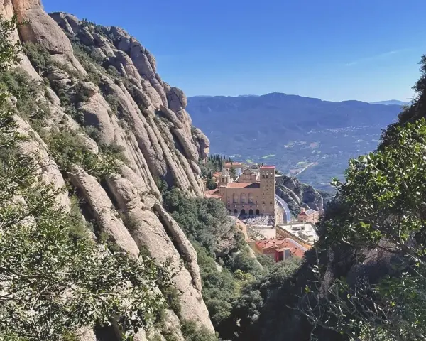 Monasterio en la montaña, ideal para rutas para caminar cerca de mi. Paisaje rocoso y verde con vistas al valle.
