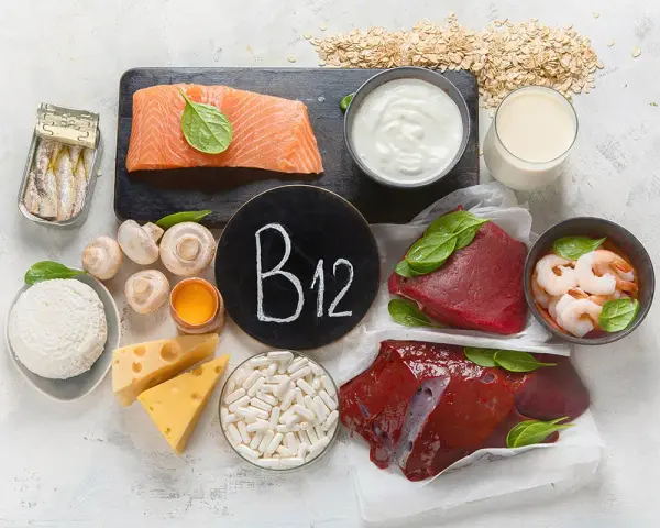 Vielfältige vitamin b12 lebensmittel: Lachs, Rindfleisch, Leber, Garnelen, Sardinen, Eier, Milchprodukte, Pilze und Haferflocken.