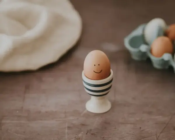 Uśmiechnięte jajko w kieliszku. Dowiedz się, jak wprowadzać jajko do diety niemowlaka, by maluch zdrowo rosł.