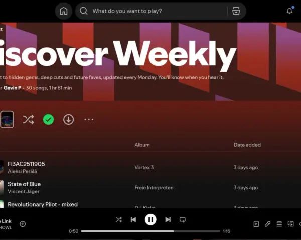 Spotify-Playlist "Discover Weekly" mit Titeln wie "FI3AC2511905" und "State of Blue".