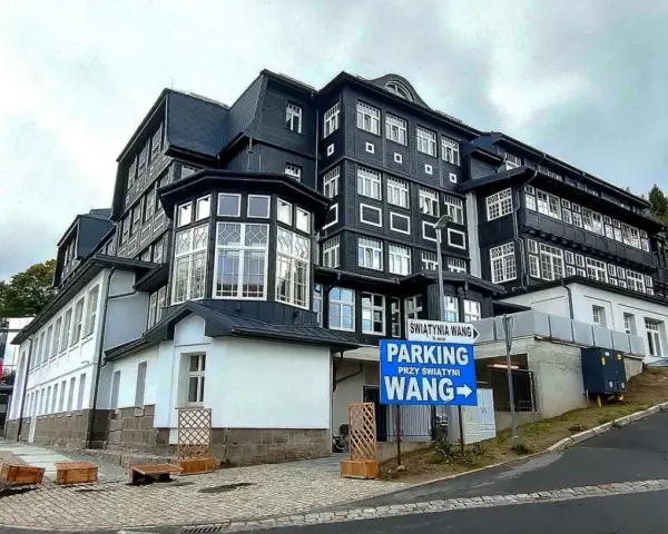 Hotel Sanssouci Karpacz, kiedy otwarcie? Zapytaj o to przy parkingu obok świątyni Wang.