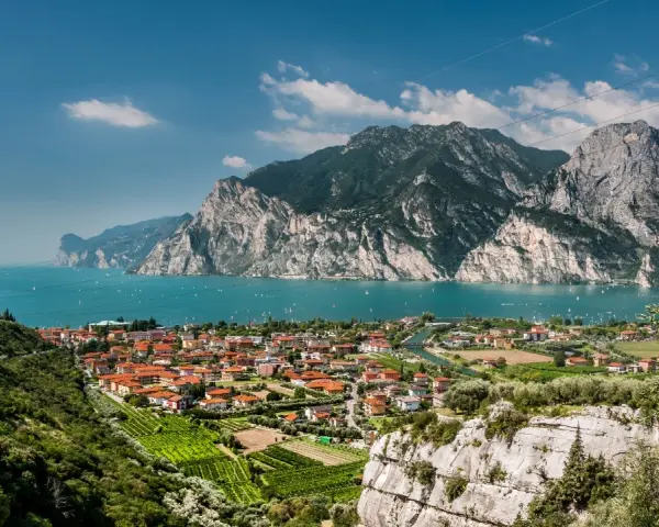 Hotel Lago di Garda: Trova l'Ideale per Te (Guida 2025)