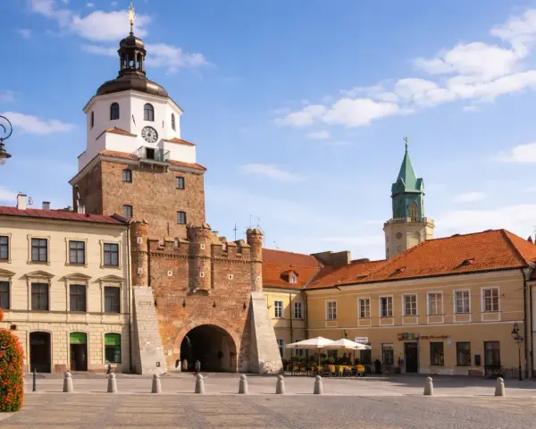 Brama Krakowska i wieża widoczna na lublin starówka. Słoneczny dzień na rynku.