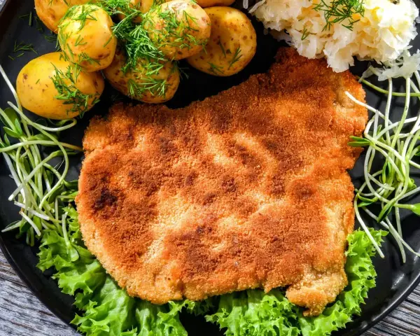 Idealny kotlet schabowy przepis na obiad. Złocisty, chrupiący kotlet z ziemniaczkami i surówką.