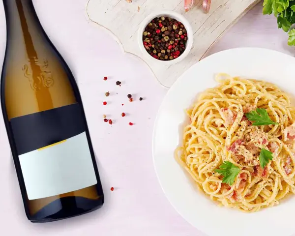 Idealne białe wino do carbonary, podane z aromatycznym pieprzem i natką pietruszki.