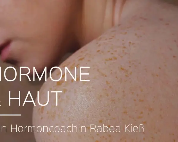 Nahaufnahme von Haut mit Sommersprossen. Text: Hormone & Haut von Hormoncoachin Rabea Kieß. Trockene Haut kann mit Hormonen zusammenhängen.