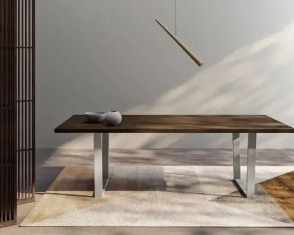 Tavolo in legno scuro con gambe metalliche, due ciotole e un divisorio in legno. L'altezza tavolo è perfetta per cene eleganti.