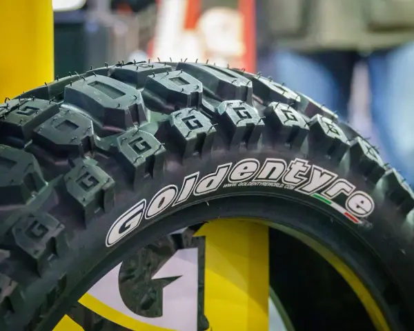 Gomme tassellate moto Golden Tyre, pronte per affrontare ogni tipo di strada e terreno.