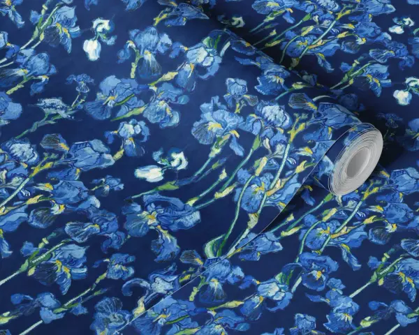 Blå irisblommor i Vincent van Goghs stil på tapetrulle. En hyllning till hans ikoniska målningar.