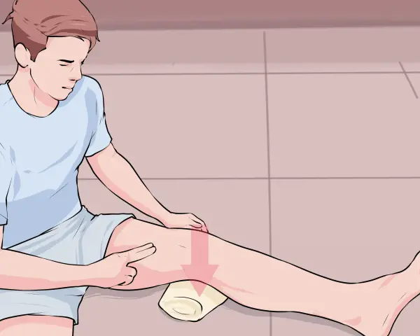 Mann mit einem Handtuch unter dem Knie, der auf eine Schwellung zeigt. Möglicherweise eine Bakerzyste, die mit Liebscher & Bracht behandelt wird.