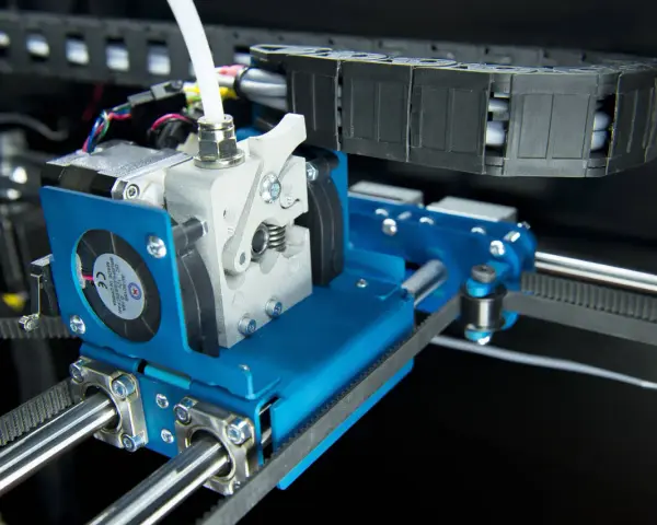 Precyzyjny serwis drukarek 3D – zbliżenie na mechanizm ekstrudera z wentylatorem i paskiem napędowym.