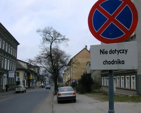 Czy widoczny znak zakazu dotyczy tylko chodnika? Sprawdź zasady!