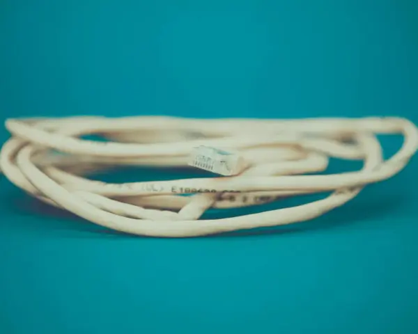 En hoprullad nätverkskabel på 10 meter med en RJ45-kontakt.