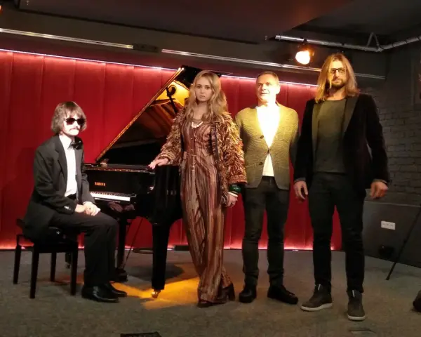 Mieczysław Kosz i Zuzanna na scenie z fortepianem.