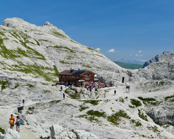 Rifugio Pian di Cengia, un'oasi tra le rocce. Ecco come arrivare a questo splendido luogo alpino.