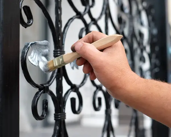 Ile kosztuje malowanie płotu? Zaskakujące ceny i czynniki wpływające na koszt