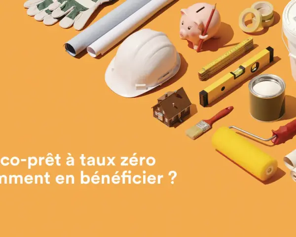 Outils de rénovation, tirelire cochon, casque et maison miniature sur fond orange.